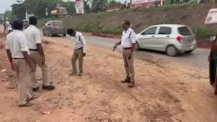 సామర్లకోట మండలం మాధవపట్నం గ్రామం జంక్షన్ లో, ట్రాఫిక్ అంతరాయం ప్రమాదాలు జరగకుండా ఉండేందుకు చర్యలు చేపట్టిన ట్రాఫిక్ ఎస్ఐ.