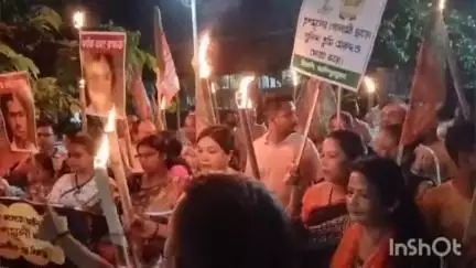 আলিপুরদুয়ার ১: কসবার আইন কলেজে ছাত্রীকে গণধর্ষণ করার প্রতিবাদে মশাল হাতে আলিপুরদুয়ার থানা ঘেরাও করে বিক্ষোভ দেখালো BJP