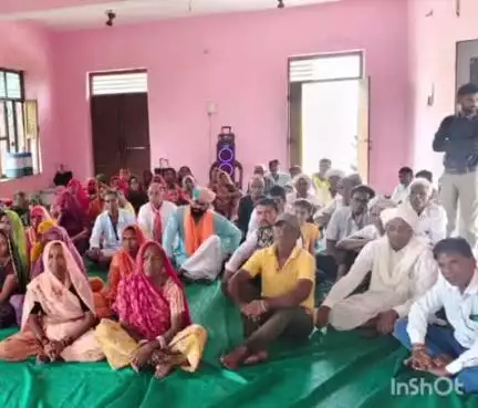 अरथूना: भाजपा ज़िला अध्यक्ष पूंजीलाल गायरी ने आसन ग्राम पंचायत में जनता के बीच पीएम मोदी के मन की बात कार्यक्रम को सुना
