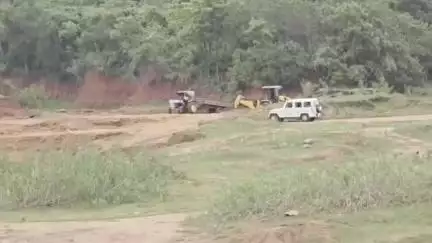 ଖଲ୍ଲିକୋଟ୍: ଦେବିଝର ଡ୍ୟାମ ରୁ ବେଆଇନ ମୋରମ ଚାଲାଣ ବେଳେ ଖଣି ବିଭାଗ ର ଚଢ଼ାଉ, ଗୋଟିଏ ଜେସିବି ଓ ଟ୍ରାକ୍ଟର ଜବତ