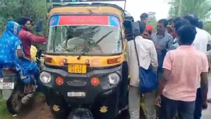 रामपुर नैकिन: सीएम राइस विद्यालय सेमरिया की किताबें कबाड़ी को बेचीं, तहसीलदार ने ऑटो ज़ब्त किया