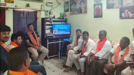 జమ్మికుంట: పట్టణంలోని మెయిన్ రోడ్ లో BJP  పట్టణ అధ్యక్షుడు కొలగని రాజు ఆధ్వర్యంలో మన్ కి బాత్ కార్యక్రమాన్ని వీక్షించిన BJP నాయకులు