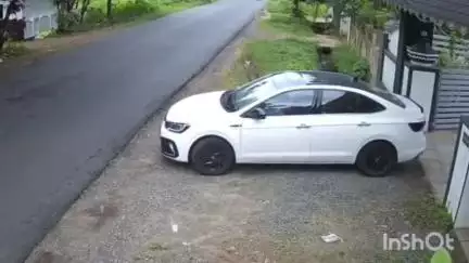 പട്ടാമ്പി: വി.കെ കടവിൽ ബൈക്ക് സ്കൂട്ടറിൽ ഇടിച്ച് കയറി അപകടം, യാത്രക്കാരൻ തെറിച്ചുപോയി, രണ്ടു പേർക്ക് പരിക്ക്