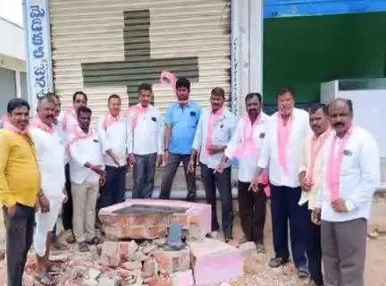 సదాశివనగర్: సదాశినగర్ లో శిలాఫలకని ధ్వంసం చేసిన వారిని శిక్షించాలని కోరిన బిఆర్ఎస్ పార్టీ నాయకులు