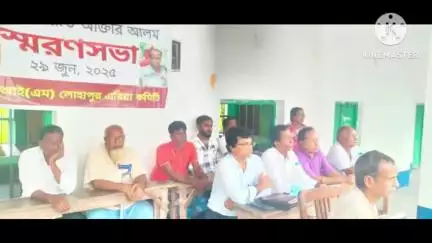 নলহাটি ২: ভবানীপুর গ্রামে অনুষ্ঠিত সিপিআইএমের প্রয়াত কমরেড আক্তার আলমের স্মরণ সভায উপস্থিত CITUএর জেলা কমিটির সদস্য সঞ্জীব বর্মন