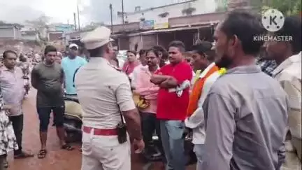 केसीजी यातायात पुलिस ने खैरागढ़ के इतवारी बाजार में यातायात जागरूकता अभियान चलाया, 90 चालकों को दी गई समझाइश
