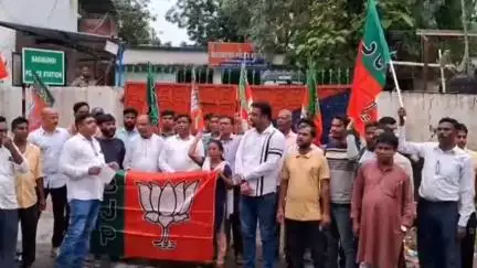 বাঘমুণ্ডী: ডঃ সুকান্ত মজুমদারকে গ্রেপ্তার, পুলিশি হেনস্তা এবং কসবা ল-কলেজে ছাত্রীকে ধর্ষনের প্রতিবাদে বাঘমুন্ডিতে বিজেপির বিক্ষোভ