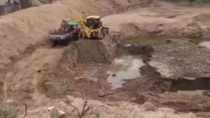 मनरेगा में जेसीबी का इस्तेमाल: लवकुशनगर में भ्रष्टाचार का नया वीडियो वायरल