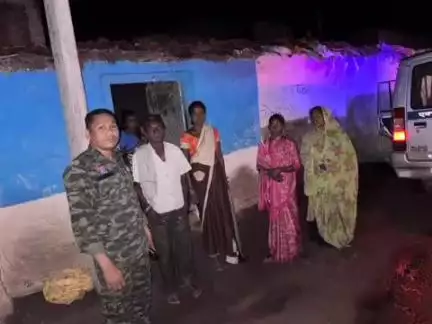 कवर्धा: ग्राम गोपालभावना में विक्षिप्त हालत में घूम रही महिला को डायल 112 की टीम ने सुरक्षित परिजनों को किया सुपुर्द