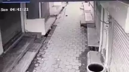 अंबाह: सराफा मार्केट के बाहर CCTV कैमरे की केबल काटी, घटना CCTV में कैद