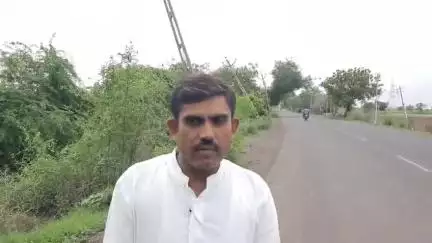 લીંબડી: લીંબડી ભલગામડા રોડ પર વિજ લાઇનના મોતનાં માંડવા સમાન ઝળુબતા થાંભલાઓ મોટી દુર્ઘટના સર્જાય એ પહેલાં હટાવી ને ગડર પોલ નાખો