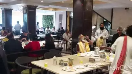 उज्जैन ग्रामीण: खाद्य सुरक्षा विभाग ने बावर्ची कैफे, मेघदूत पंजाबी ढाबा और अक्कीस बेकर्स से नमूने लेकर की कार्रवाई