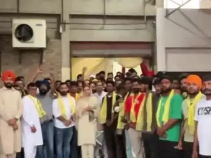 ਮੋਗਾ: ਮੋਗ ਵਿੱਚ ਅਕਾਲੀ ਦਲ ਨੂੰ ਲੱਗਿਆ ਵੱਡਾ ਝਟਕਾ ਸ਼ਹਿਰ ਦੇ ਕਈ ਨਾਮੀ ਪਰਿਵਾਰ ਅਕਾਲੀ ਦਲ ਨੂੰ ਛੱਡ ਕੇ ਆਮ ਆਦਮੀ ਪਾਰਟੀ ਚ ਹੋਏ ਸ਼ਾਮਿਲ