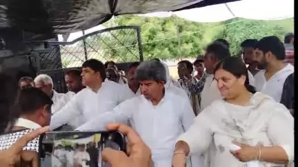 सहसवान: सहसवान में विशाल भंडारे के आयोजन में जिला पंचायत अध्यक्ष वर्षा यादव और पूर्व एमएलसी जितेंद्र यादव ने किया पौधारोपण