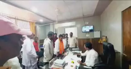 ಲಕ್ಷ್ಮೇಶ್ವರ: ಸಾರ್ವಜನಿಕರ ಸಮಸ್ಯೆ ಬಗೆಹರಿಸಲು ನಾನು ಸದಾ ಸಿದ್ಧ: ಪಟ್ಟಣದಲ್ಲಿ ಶಾಸಕ ಚಂದ್ರು ಲಮಾಣಿ ಭರವಸೆ