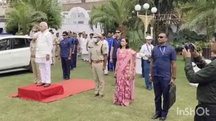 जहानाबाद: जिले में राज्यपाल के आगमन पर दिया गया गार्ड ऑफ ऑनर, ज़िला पदाधिकारी और पुलिस अधीक्षक रहे मौजूद