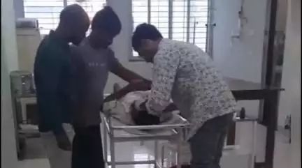 मनासा: लोडकिया में ट्रक की टक्कर से घायल हुआ बाइक सवार व्यक्ति, ज़िला अस्पताल किया गया रेफर