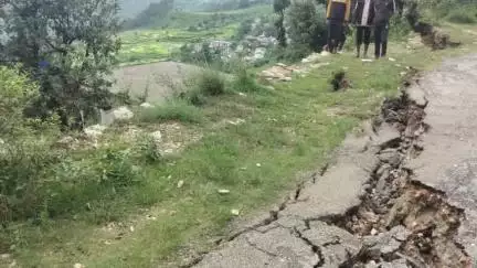थल: दशौली में सड़क धसने से 2 मकान खतरे की जद में आए