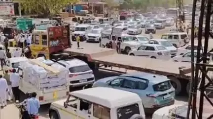 सीकर: नानी चौराहे पर 2 घंटे तक लगा रहा जाम, जाम में फंसे लोगों को हुई खासी परेशानी