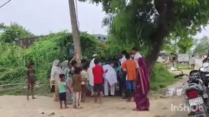 खलीलाबाद: बघौली चौराहे के पास जानवर को बचाने के चक्कर में अनियंत्रित हुई बाइक, चालक सड़क पर गिरकर हुआ घायल