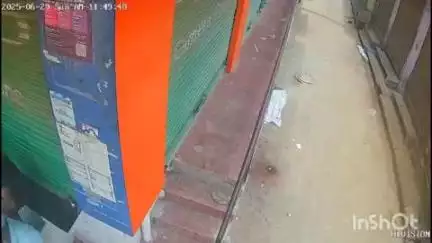 टोंक: जिला कांग्रेस कमेटी कार्यालय के बाहर खड़ी इलेक्ट्रॉनिक स्कूटी चोरी करते हुए चोर का सीसीटीवी फुटेज आया सामने