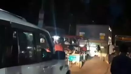 মাথাভাঙা ২: তিন নম্বর বাঁধ সংলগ্ন এলাকায় একটি ছোট চারচাকার গাড়ি ও একটি মোটরবাইকের ধাক্কায় আহত এক বাইক আরোহী