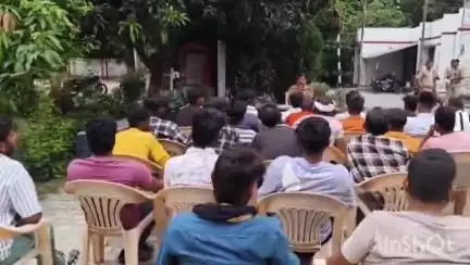 हर्रैया: मोहर्रम व कावड़ यात्रा को लेकर हर्रैया थाने पर थानाध्यक्ष ने डीजे संचालकों के साथ की बैठक, शासन के नियमों की दी जानकारी
