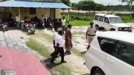 दिघलबैंक: दिघलबैंक प्रखंड कार्यालय में डीडीसी ने अधिकारियों, कर्मियों और सरपंचों के साथ बैठक की, दिशा-निर्देश दिए