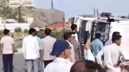 सीकर: बाजोर गांव के पास टाइलों से भरा ट्रक पलटने से फैली सनसनी, गाय को बचाने के चक्कर में हुआ हादसा