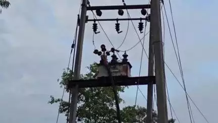 स्वार: मसवासी क्षेत्र में हाई टेंशन लाइन ब्रेकडाउन से 32 गांवों और नगर की बिजली आपूर्ति ठप, ग्रामीणों को परेशानी