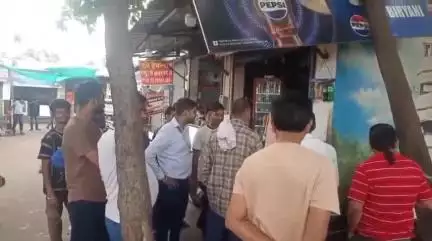 रायपुर: रायपुर निगम ने बस स्टैण्ड परिसर की दुकानों का सामान दुकान के भीतर करवाया, सड़क पर रखे सामानों की की गई ज़ब्ती