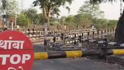 बसमत: भेंडेगाव  रेल्वेगेट परिसरात खड्डडे बुजवण्यासाठी काँग्रेसच्यावतीने SDMयांना निवेदन देताच खडडे बुजवण्यात आले