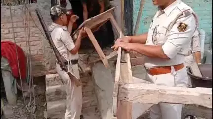 केवटी रनवे: महिला थाने में दर्ज पोक्सो एक्ट के फरार अभियुक्त के घर पुलिस ने की कुर्की जब्ती की कार्रवाई