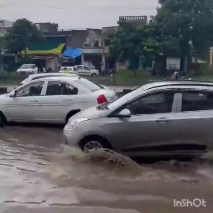આણંદ શહેર: બોરસદ ચોકડીથી અમીન ઓટો જવાના માર્ગ ઉપર વરસાદી પાણી ભરાયા, વાહન ચાલકો પરેશાન