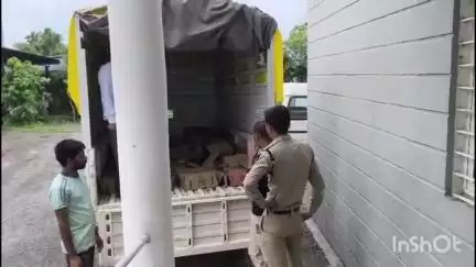 बदनावर: सदलपुर थाना पुलिस ने अवैध शराब परिवहन करते हुए एक व्यक्ति को पकड़ा