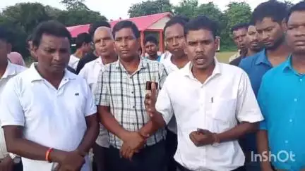 হেলেম: বুৰৈ কাৰিবিলত একত্ৰিকনৰ গোটৰ সভাত উত্তপ্ত পৰিস্থিতি, সন্থাৰ নামত দালালী কৰাৰ অভিযোগ