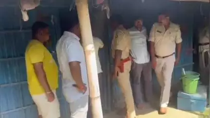 कोढ़ा: गोविंदपुर गांव में रौतारा पुलिस ने फरार अभियुक्त के घर पर कुर्की जब्ती की कार्रवाई की