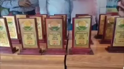 निरसा/चिरकुंडा: कुमारधुबी में प्रतिभाशाली छात्र-छात्राओं के लिए कार्यक्रम आयोजित, 30 छात्र सम्मानित