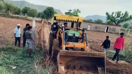 बुहाना: रास्ता खोलो अभियान के तहत भोदन गांव में प्रशासन ने अतिक्रमण हटाया, पुलिस जाब्ता भी रहा मौजूद