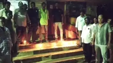 గిద్దలూరు: సింగరాయకొండ లోని బాలాజీ నగర్, అంబేద్కర్ కాలనీవాసులు విద్యుత్ సమస్యపై నిరసన, కొవ్వొత్తులు వెలిగించి ఆగ్రహం