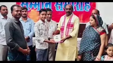 गोहद: भाजपा नेता लालसिंह आर्य ने छीमका के स्कूल में प्रतिभावान छात्रों को किया सम्मानित
