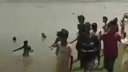 फतेहपुर: चिल्ला पूल के पास मछलियों के शिकार के लिए जान जोखिम में डालते ग्रामीण, यमुना में चाइनीज मछलियां बाढ़ में आई