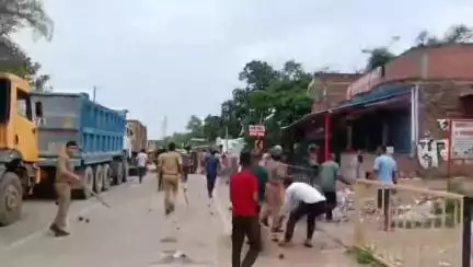 करछना में भीम आर्मी के समर्थकों ने पुलिस की गाड़ियां तोड़ी, दुकानों में लूटपाट... भीषण हिंसा से दहला इलाका। करछना के इसौटा में चंद्रशेखर आजाद के आने की सूचना पर इकट्ठा हुए थे भीम आर्मी के लोग। प्रयागराज में जातीय हिंसा #प्रयागराज