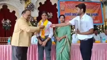 झांसी: नगर के एक स्थानीय गार्डन में मेधावियों एवं चिकित्सकों को कलचुरि कलार सर्वर्गीय समाज ने किया सम्मानित