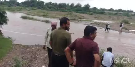 कुक्षी: ग्राम धनौरा में कापसी नदी पर पुल निर्माण कार्य को लेकर जनपद पंचायत के अधिकारियों ने किया निरीक्षण