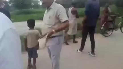 बीकापुर: पुरुषोत्तमपुर कूरी में जमीन पर कब्जा दिलाने गई राजस्व विभाग की टीम ने ग्रामीण का आधा अधूरा रास्ता खुलवाया