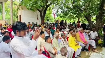 एत्मादपुर: गांव नगला बिहारी में विधायक ने ग्रामीणों के साथ पीएम मोदी के मन की बात का उद्घोषण सुना, किया वृक्षारोपण