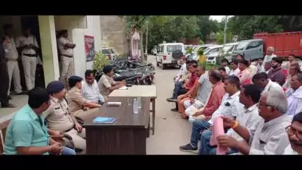 गुठनी: गुठनी थाना परिसर में मुहर्रम पर्व को लेकर शांति समिति की बैठक आयोजित की गई