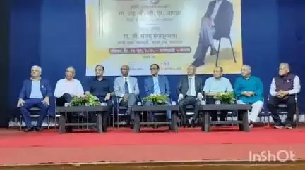 जळगाव: एडवोकेट व अत्रे स्मृती अग्रणी पुरस्काराने एडवोकेट व्हि एन आगाशे यांना सन्मानित करण्यात आले