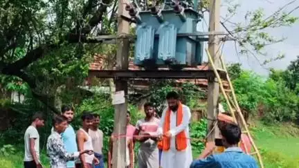 निरसा/चिरकुंडा: केंदुथा गांव में ग्रामीणों के प्रयास से लगा नया बिजली ट्रांसफार्मर, गांव में खुशी